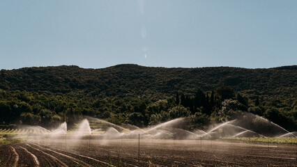 Bewässerung der Felder in Südfrankreich an heißen Tagen