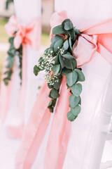 rosafarbene Hochzeits Dekoration mit Schleierkraut und rosa Bändern und Eukalyptus