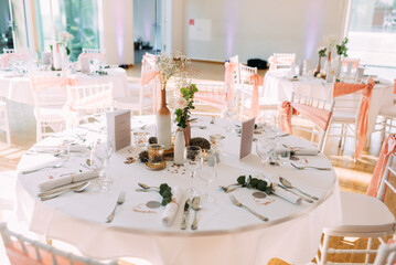 rosafarbene Hochzeits Dekoration mit Schleierkraut und rosa Bändern und Eukalyptus