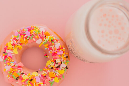 甘くて美味しくて可愛いピンクのドーナツ