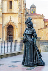 Fototapeta na wymiar La Regenta statue in Oviedo, Spain