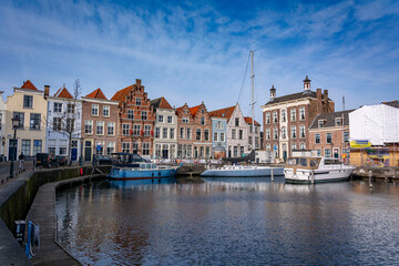 Obraz premium Beautiful view of the house line by the pier with boats in Goes