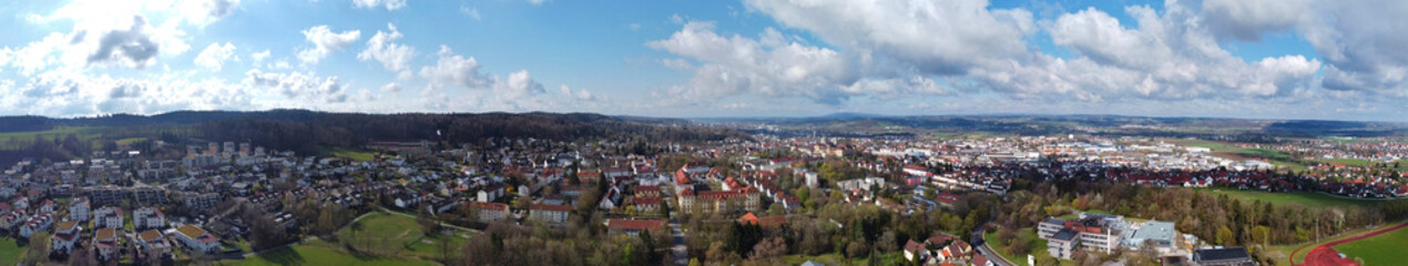 Fototapeta na wymiar Weingarten, Deutschland: Luftpanorama von der Stadt