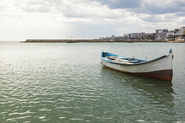 Fototapeta na wymiar Kleines Fischerboot am Hafen