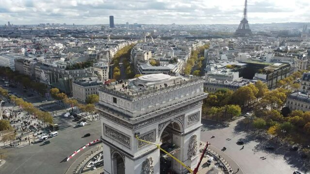 Circular shooting around the Arc de Triomphe in Paris.