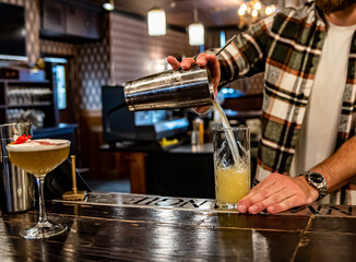 man hand bartender making cocktail on the bar counter