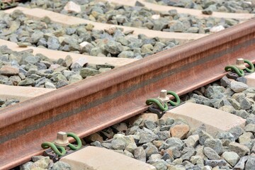 Fototapeta na wymiar Detalle de los anclajes de la vía del tren