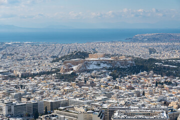 Obraz premium Parthenon temple covered in snow, view from Lycabettus hill after heavy snowfall, Acropolis, Athens