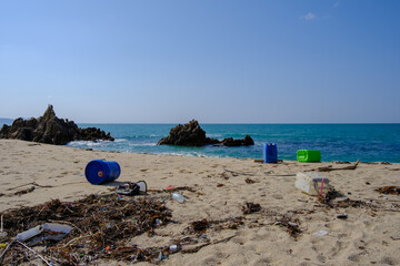 Fototapeta na wymiar 美しい水晶浜に漂着する海のゴミ