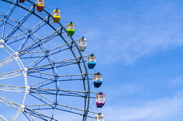 カラフルなゴンドラの観覧車