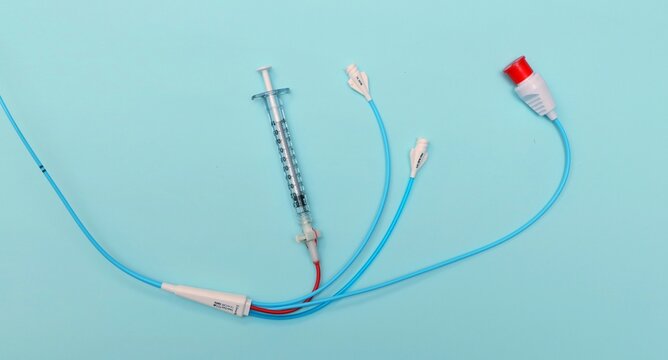 Proximal connecting tip of pulmonary artery catheter used for right heart catheterization procedure