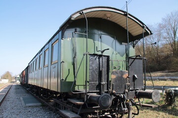 Fototapeta na wymiar Plattform für Passagiere an einem alten Eisenbahnwagen