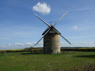 Fototapeta na wymiar A deux pas du village de Migé (89) se dresse un beau moulin à vent construit en 1794 , il fut utilisé jusqu’en 1895. En 1994 le moulin retrouva vie et reprit du service tel qu'il était au XIXe siècle.