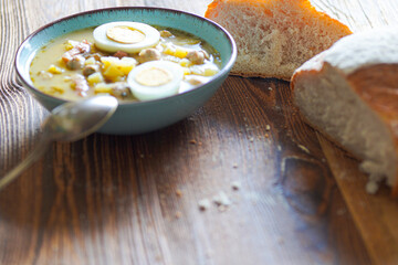 Żurek wielkanocny z chlebem © Ilona