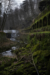 Die Lohmener Klamm mit dem historischen Wasserkraftwerk