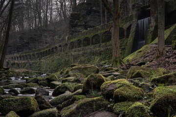 Die Lohmener Klamm mit dem historischen Wasserkraftwerk