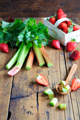 Erdbeeren und Rhabarber