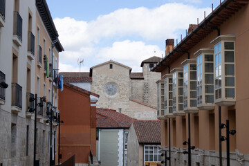 Fototapeta na wymiar Calles y casas de Burgos, España. 
