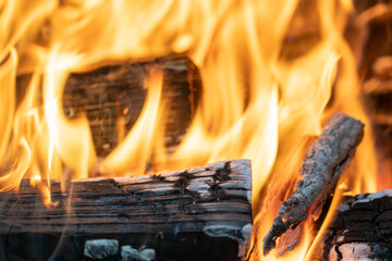 Brennendes Holz in einem Griller
