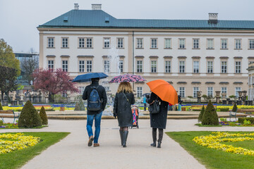Obraz premium people walking in mirabellgarten garten salzburg