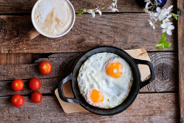 Breakfast. Fried eggs with tomatoes