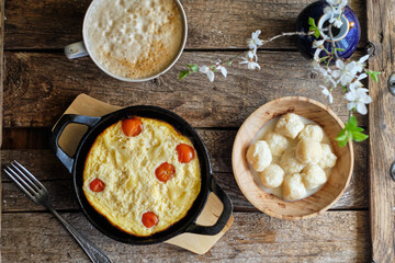 Breakfast. Omelet with tomatoes, lazy dumplings