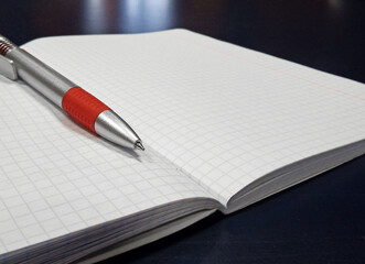 długopis na zeszycie w kratkę