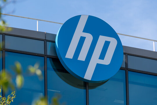 Meudon, France - 10 avril 2022: Logo sur le bâtiment du siège social de Hewlett-Packard France (HP France), filiale de l'entreprise informatique américaine HP 