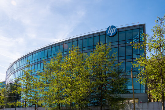 Meudon, France - 10 avril 2022: Vue ext&eacute;rieure du si&egrave;ge social de Hewlett-Packard France (HP France), filiale de l'entreprise informatique am&eacute;ricaine HP 