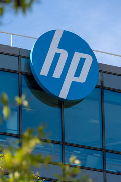 Meudon, France - 10 avril 2022: Logo sur le b&acirc;timent du si&egrave;ge social de Hewlett-Packard France (HP France), filiale de l'entreprise informatique am&eacute;ricaine HP 