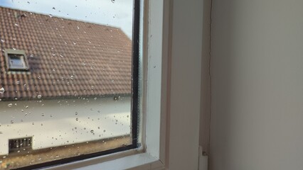 regen an fensterscheibe nach sturm häuser wohngebiet