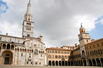 Fototapeta na wymiar Panoramic view of Piazza Grande with the Duomo, Ghirlandina tower and the town hall in Modena, Italy.