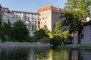 Fototapeta premium Cloak bridge seen from Vltava river in Český Krumlov, Czech Republic