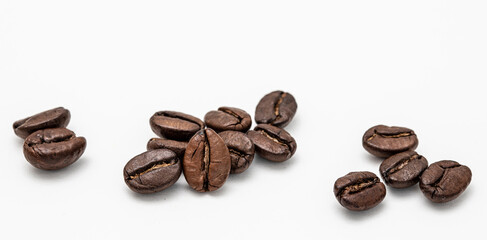 Naklejka premium Set of fresh roasted coffee beans isolated on white background