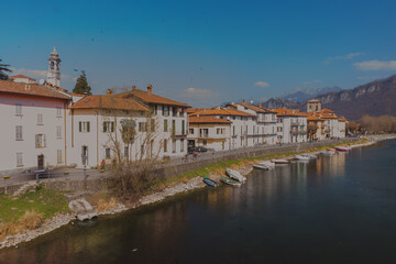 Fototapeta na wymiar view of the river town of Brivio