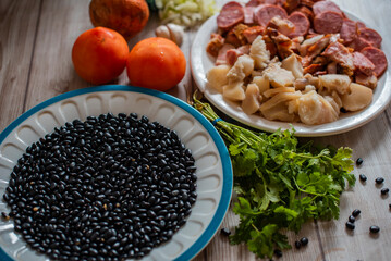 Tempero para Feijoada, tomate, cheiro verde, alho, coentro, cebola de cabeça, feijão preto,...
