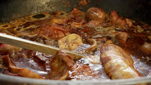 Preparaci&oacute;n preparando carnitas comida deliciosa chef platillos t&iacute;picos mexicanos carne cerdo haciendo en cazo grande
