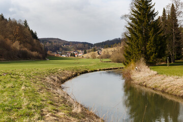 Fototapeta premium Fluss Lauchert mit Ausblick auf Gammertingen-Bronnen (Hohenzollern)