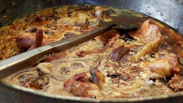 Gastronom&iacute;a Preparaci&oacute;n preparando carnitas comida deliciosa chef platillos t&iacute;picos mexicanos carne cerdo haciendo en cazo grande