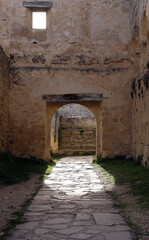 puerta del románico español en iglesia antigua