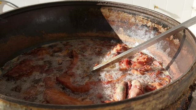 gastronom&iacute;a Preparaci&oacute;n preparando carnitas comida deliciosa chef platillos t&iacute;picos mexicanos carne cerdo haciendo en cazo grande