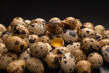 Obraz premium Group of quail eggs as a background. Raw eggs.