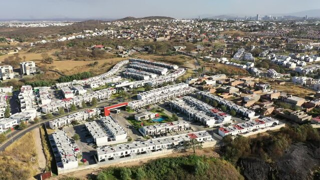 Casas viviendas fraccionamiento juntas dentro de coto complejo habitacional en M&eacute;xico
