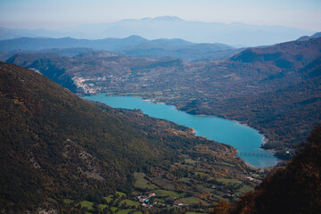 lago di Barrea, in Abruzzo, visto dall'alto