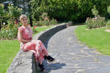 Très belle femme dans un parc
