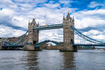 Fototapeta na wymiar London Tower Bridge offen - Themse