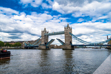 Fototapeta na wymiar London Tower Bridge offen - Themse