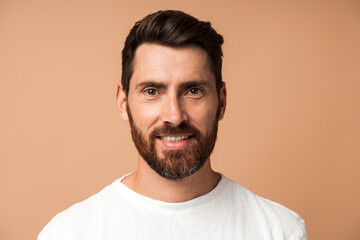 Obraz premium Handsome man in casual style looking at the camera and smiling while posing