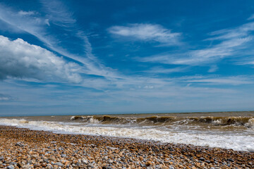Eastbourn - Wellen am Sandstrand