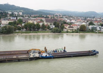 Frachtschiff fährt die Donau bei Linz entlang